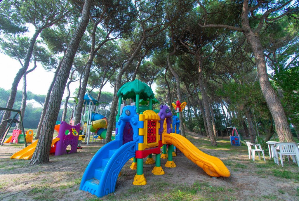Spielplatz in Rosolina Mare mitten im Grün