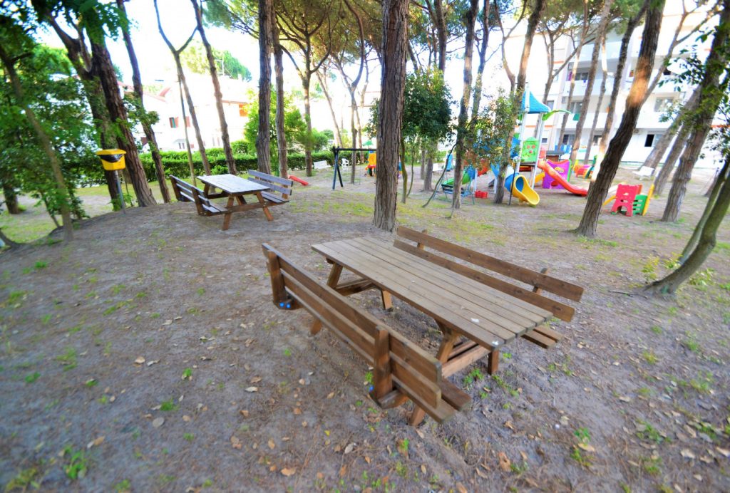 Picknickbereich in dem Spielplatz in Rosolina Mare