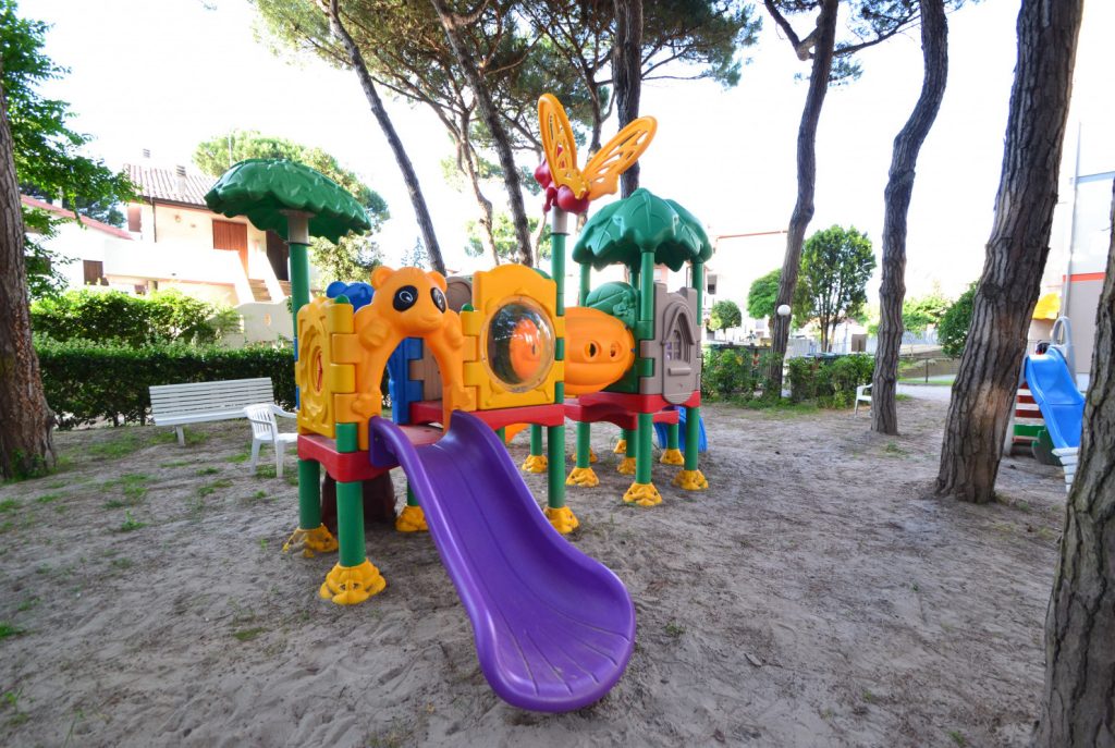 Spielplatz mit violetter Rutsche im Spielplatz in Rosolina Mare