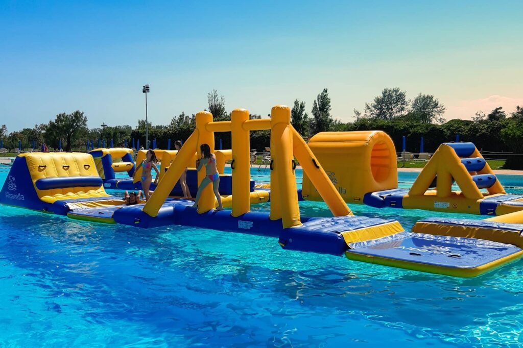 Schwimmbad mit Rutschen und Wasserspielen bei Albarella Splash